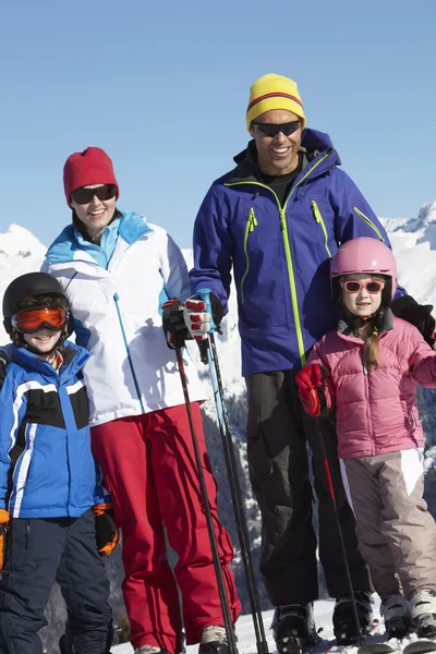 Família em férias de esqui em montanhas — Fotografia de Stock