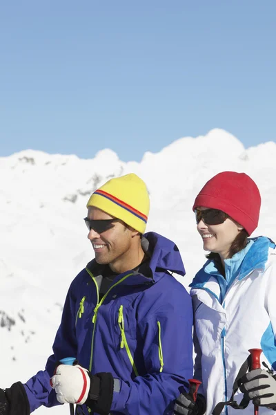 Пара веселится на лыжном отдыхе в горах — стоковое фото