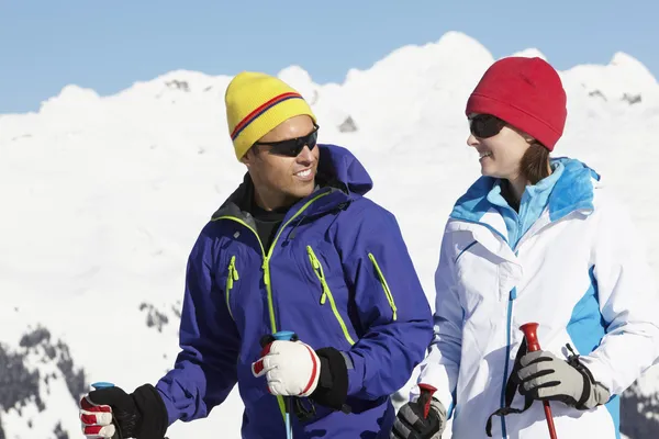Пара веселится на лыжном отдыхе в горах — стоковое фото