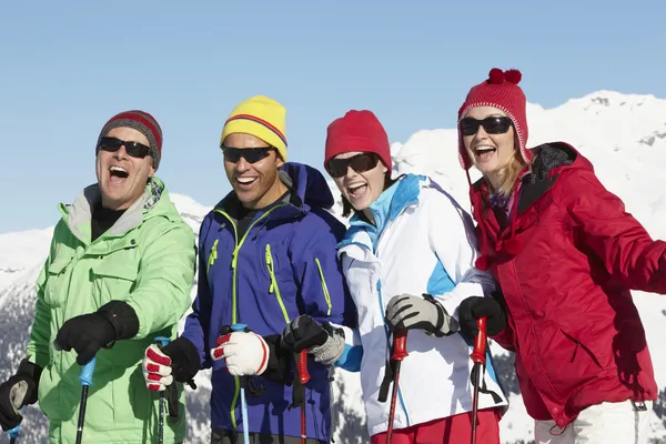 在山中滑雪度假情侣中年组 — 图库照片