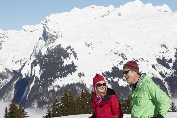 Par att ha kul på skidsemester i bergen — Stockfoto