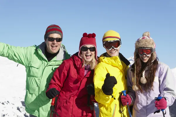 Nastoletnie rodziny na narty w góry — Zdjęcie stockowe