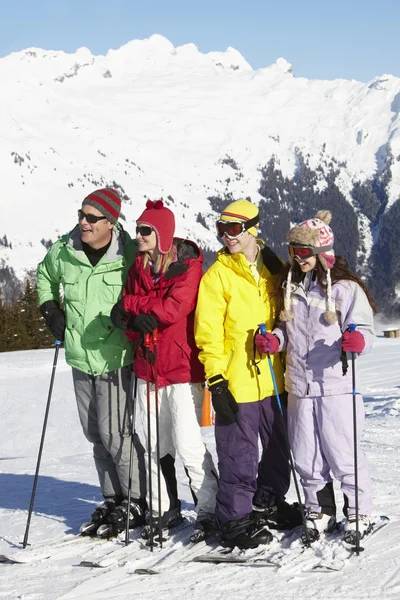 Familia adolescente en vacaciones de esquí en las montañas — Foto de Stock