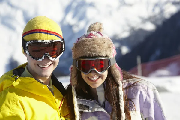 Twee tieners op skivakantie in Bergen — Stockfoto