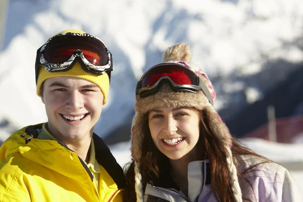 Dva teenageři na lyžařské dovolené v horách — Stock fotografie