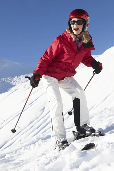 Mujer en vacaciones de esquí en las montañas — Foto de Stock