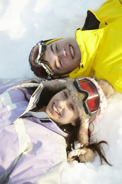 Visão aérea de dois adolescentes em férias de esqui nas montanhas — Fotografia de Stock