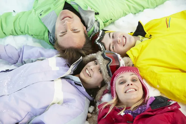 少女家人躺在雪上的滑雪假期的顶视图 — 图库照片