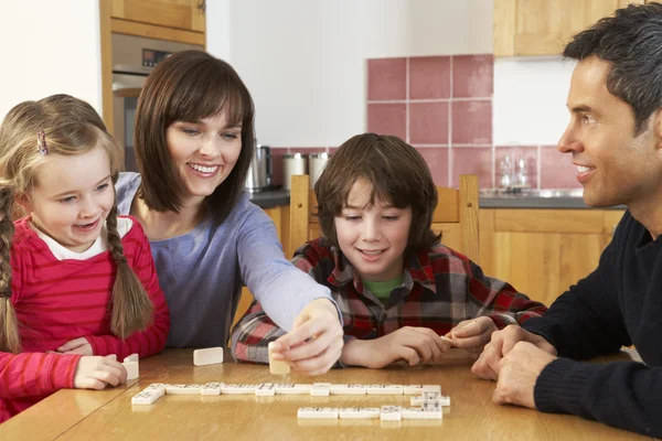 Famiglia giocare domino in cucina — Foto Stock