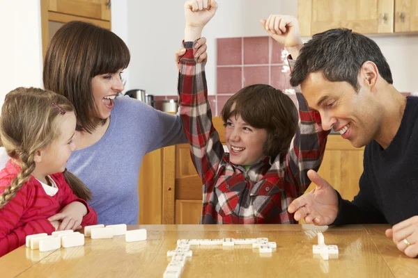 Familia jugando dominó en cocina — Foto de Stock