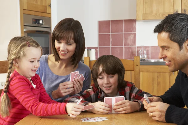 Familjen spelkort i kök — Stockfoto