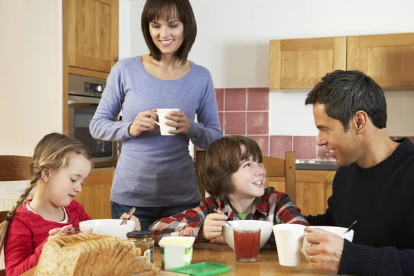 Rodina jíst snídani společně v kuchyni — Stock fotografie