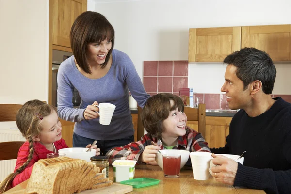 Aile Mutfakta Birlikte Kahvaltı Ediyor — Stok fotoğraf