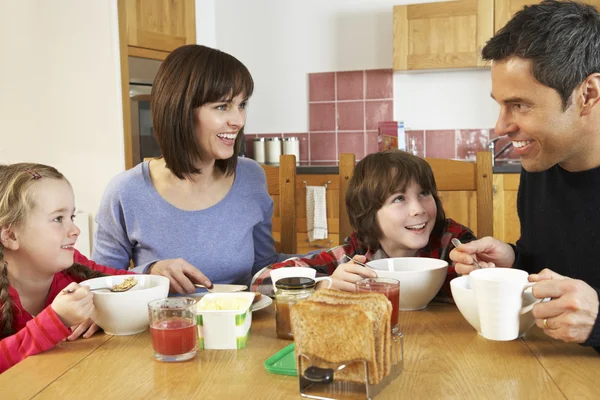 在厨房里一家人一起吃早餐 — 图库照片