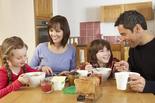Rodzina je śniadanie razem w kuchni — Zdjęcie stockowe