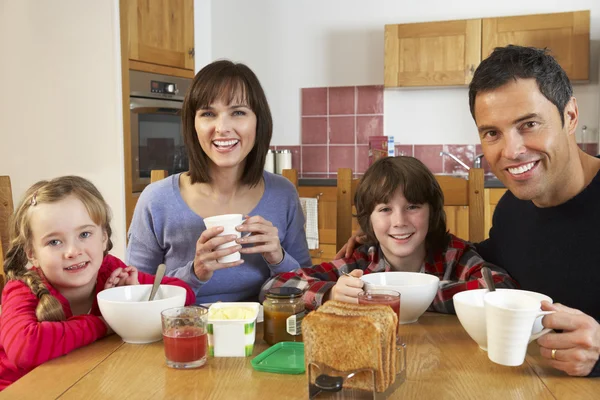 Rodina jíst snídani společně v kuchyni — Stock fotografie