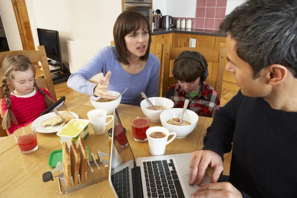 Aile birlikte mutfakta yemek kahvaltı ederken araçları kullanma — Stok fotoğraf