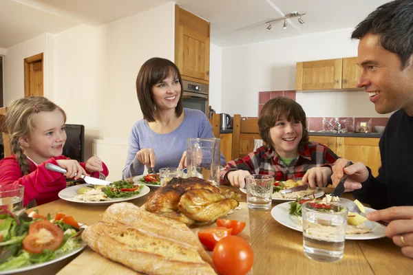 Familie eten lunch samen in keuken — Stockfoto