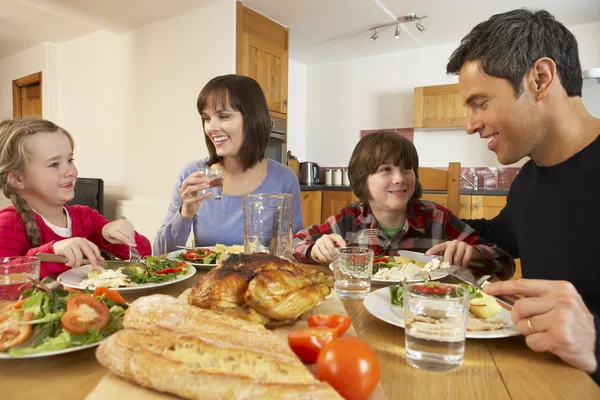 Familie isst gemeinsam in Küche zu Mittag — Stockfoto