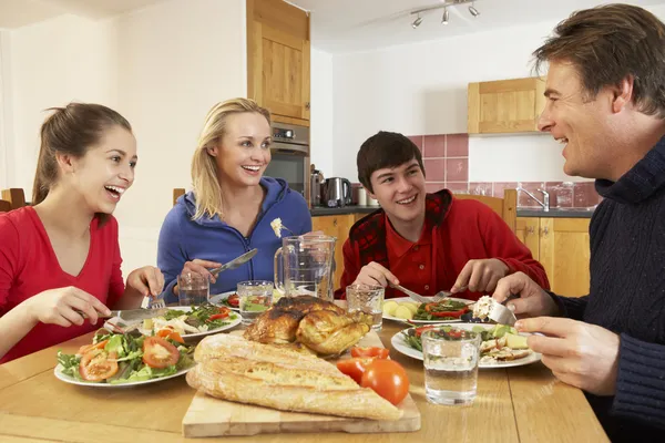 Teenager-Familie isst gemeinsam in Küche zu Mittag — Stockfoto