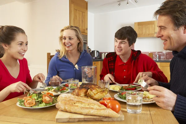 Adolescentes familia comiendo almuerzo juntos en la cocina — Foto de Stock