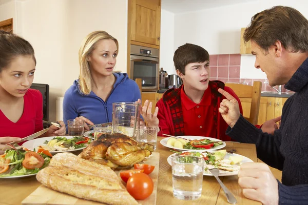 K で一緒にランチを食べながら引数を持っている 10 代の家族 — ストック写真