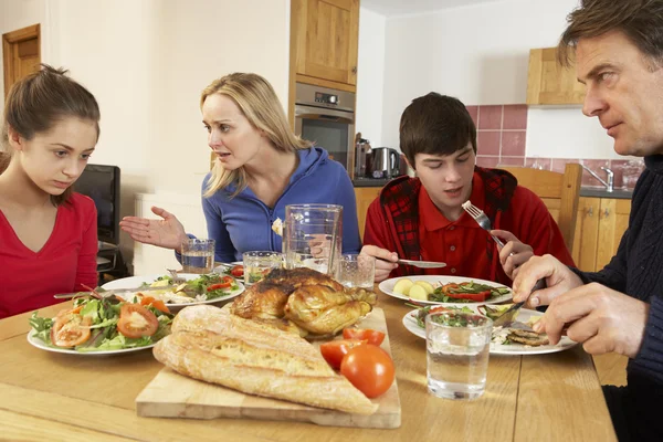La familia adolescente discutiendo mientras comen juntos en K —  Fotos de Stock