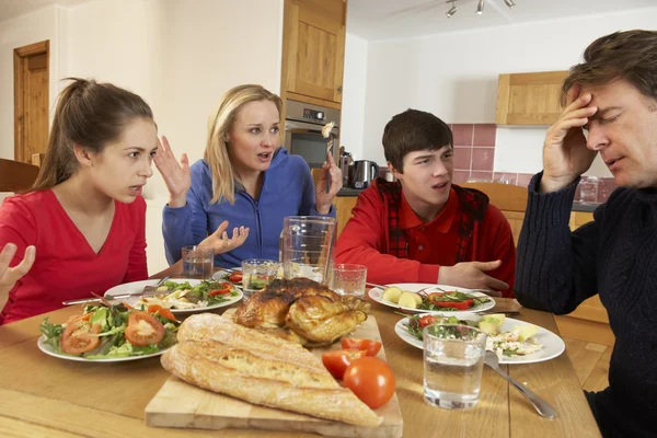 Teenager-Familie streitet sich beim gemeinsamen Mittagessen in k — Stockfoto