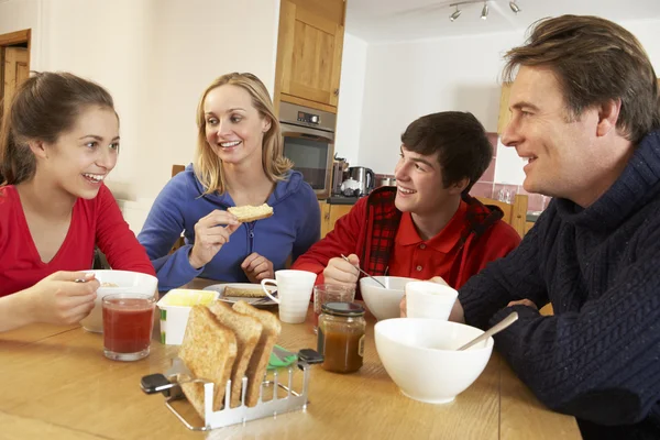 Família tomando café da manhã juntos na cozinha — Fotografia de Stock
