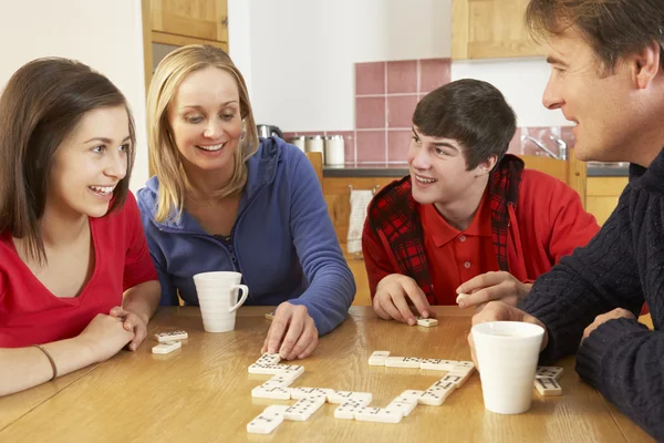 Familie spelen van Domino's in keuken — Stockfoto