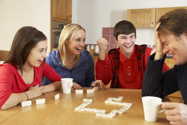 Famille jouer dominos dans la cuisine — Photo