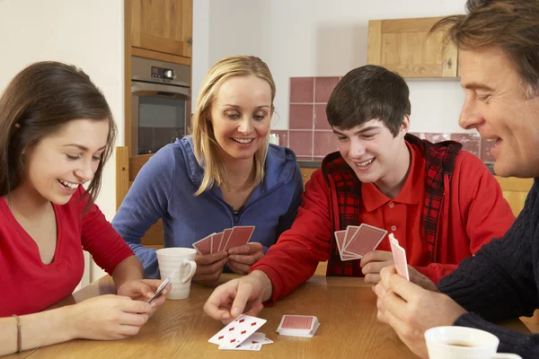 Família jogando cartas na cozinha — Fotografia de Stock