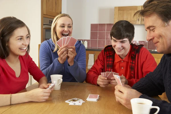Famille jouant aux cartes dans la cuisine — Photo