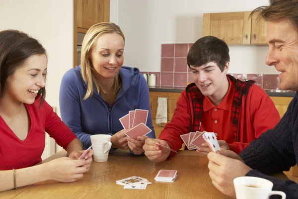 Familie spielt Karten in der Küche — Stockfoto