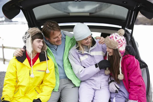 Nastoletnie rodzina siedzący w bagażniku samochodu, noszenie ubrania zimowe — Zdjęcie stockowe