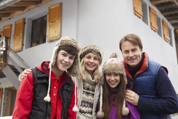 Retrato de família em pé fora Chalet em férias de esqui — Fotografia de Stock