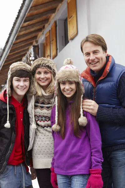 Retrato de família em pé fora Chalet em férias de esqui — Fotografia de Stock
