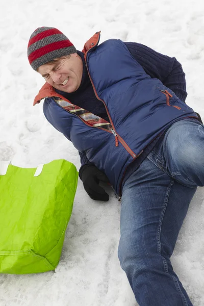 Człowiek spadł i rannych na ulicy lodowych — Zdjęcie stockowe