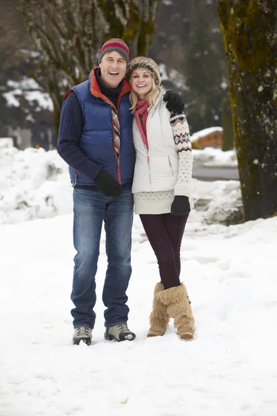 夫妇在滑雪场雪街上走 — 图库照片