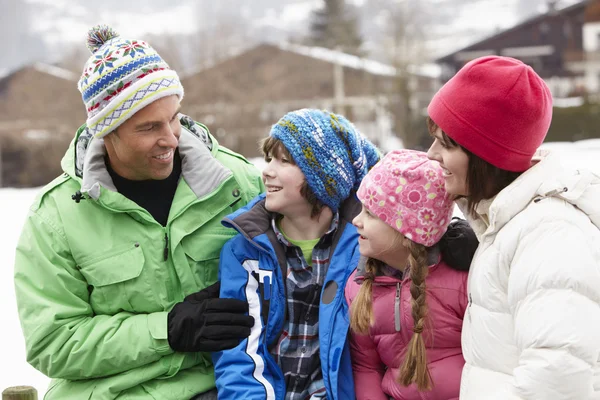 Porträtt av familjen bär vinterkläder i snöiga landskap — Stockfoto