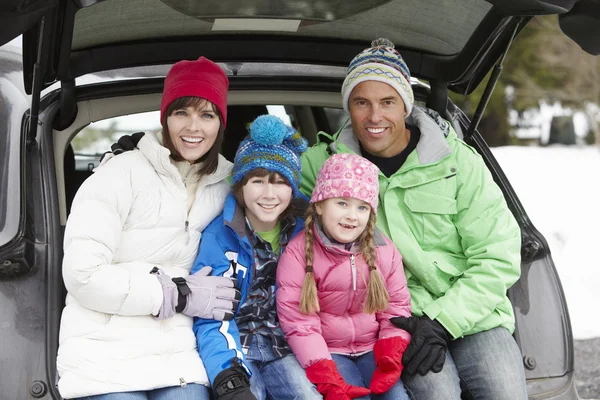Rodzina siedzący w bagażniku samochodu, noszenie ubrania zimowe — Zdjęcie stockowe