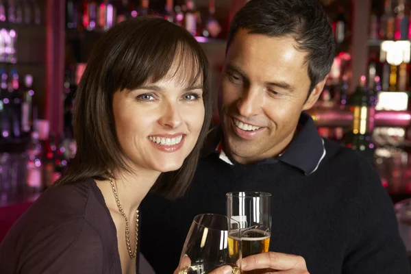 Pareja disfrutando de la bebida juntos en el bar — Foto de Stock