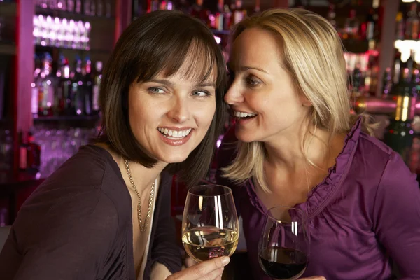 Dos mujeres disfrutando de la bebida juntas en el bar — Foto de Stock