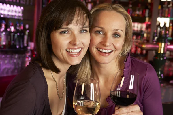享用饮料的两个女人一起在酒吧 — 图库照片