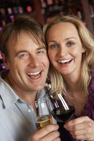 Casal desfrutando bebida juntos no bar — Fotografia de Stock