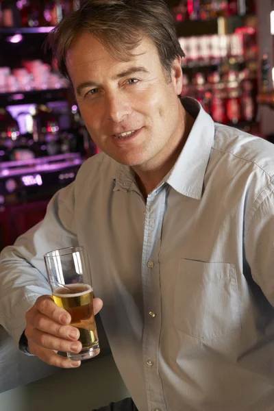 Mann genießt Drink an Bar — Stockfoto