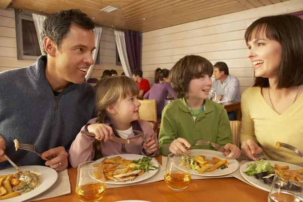 Семейный обед в ресторане — стоковое фото