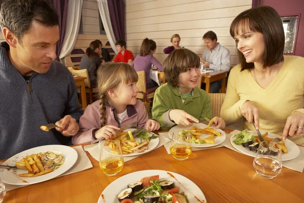 Birlikte restoranda yemek aile — Stok fotoğraf