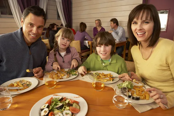 Familjen äta lunch tillsammans i restaurang — Stockfoto