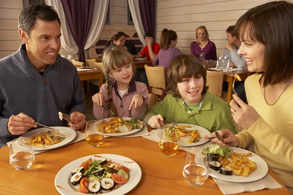 Familie isst gemeinsam im Restaurant zu Mittag — Stockfoto